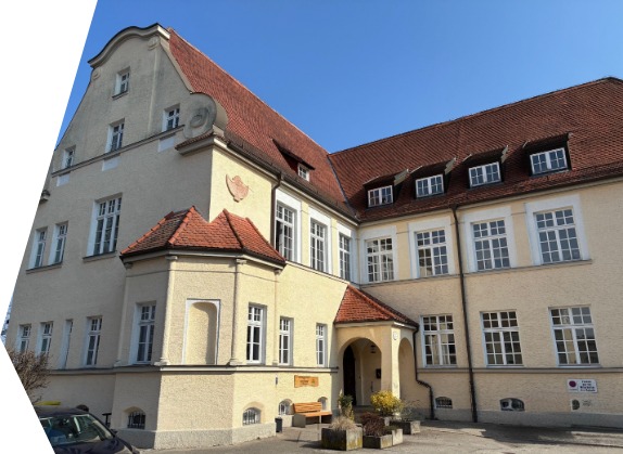 Schulgebäude mit Sicht auf den Eingangsbereich der Berufsfachschule für Physiotherapie Neuötting.